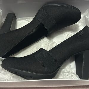 Anne Klein XMUSE BLK STRETCH PUMP